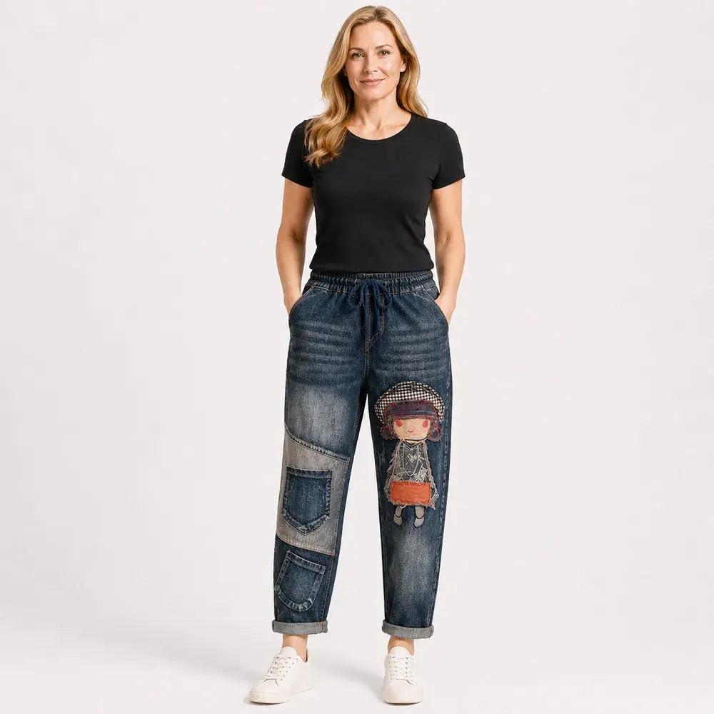 👖✨🍂Dámské volné džíny v retro stylu s nášivkou a elastickým pasem – džíny typu harem v originálním stylu [S–5XL]