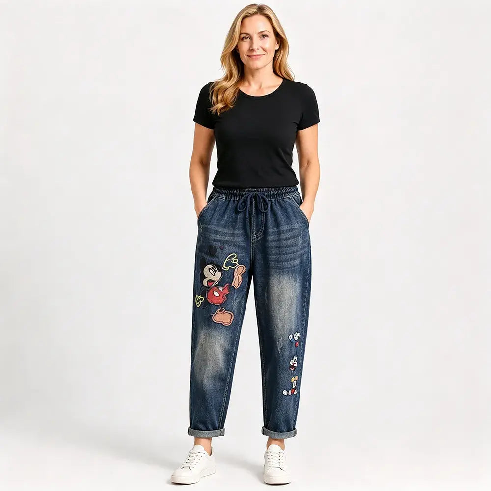 👖✨🍂Dámské volné džíny v retro stylu s nášivkou a elastickým pasem – džíny typu harem v originálním stylu [S–5XL]