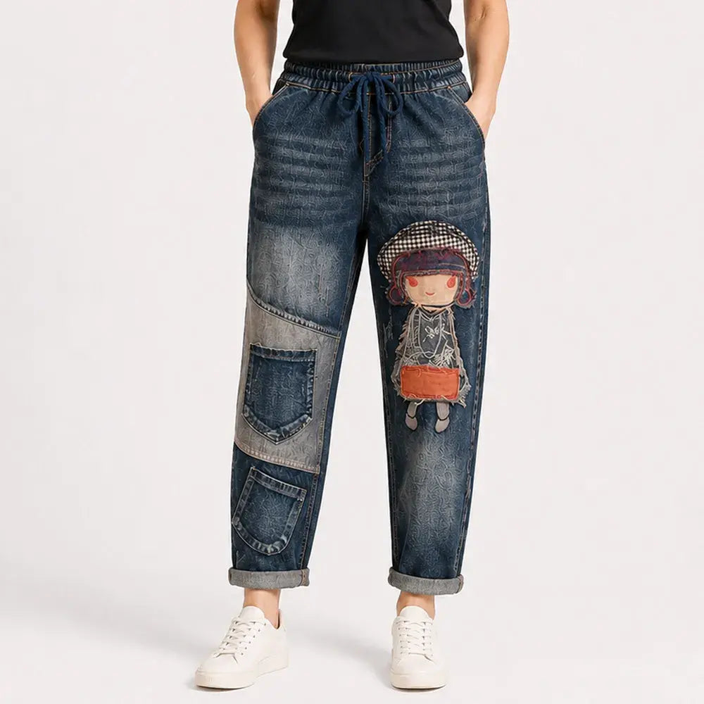 👖✨🍂Dámské volné džíny v retro stylu s nášivkou a elastickým pasem – džíny typu harem v originálním stylu [S–5XL]