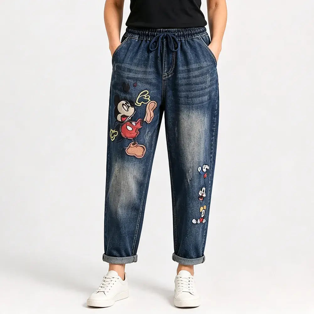 👖✨🍂Dámské volné džíny v retro stylu s nášivkou a elastickým pasem – džíny typu harem v originálním stylu [S–5XL]